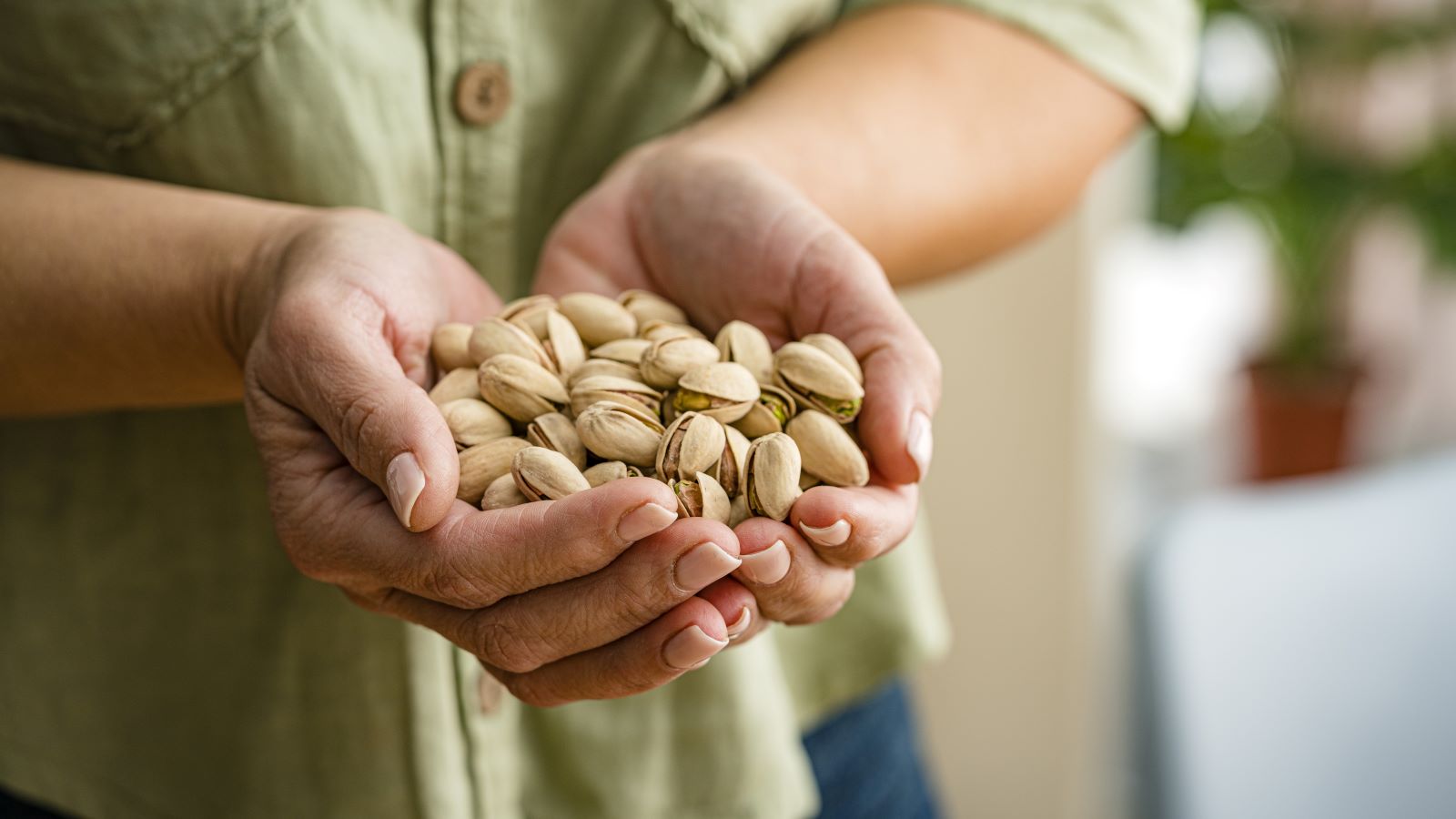 reasons to eat pistachios every day